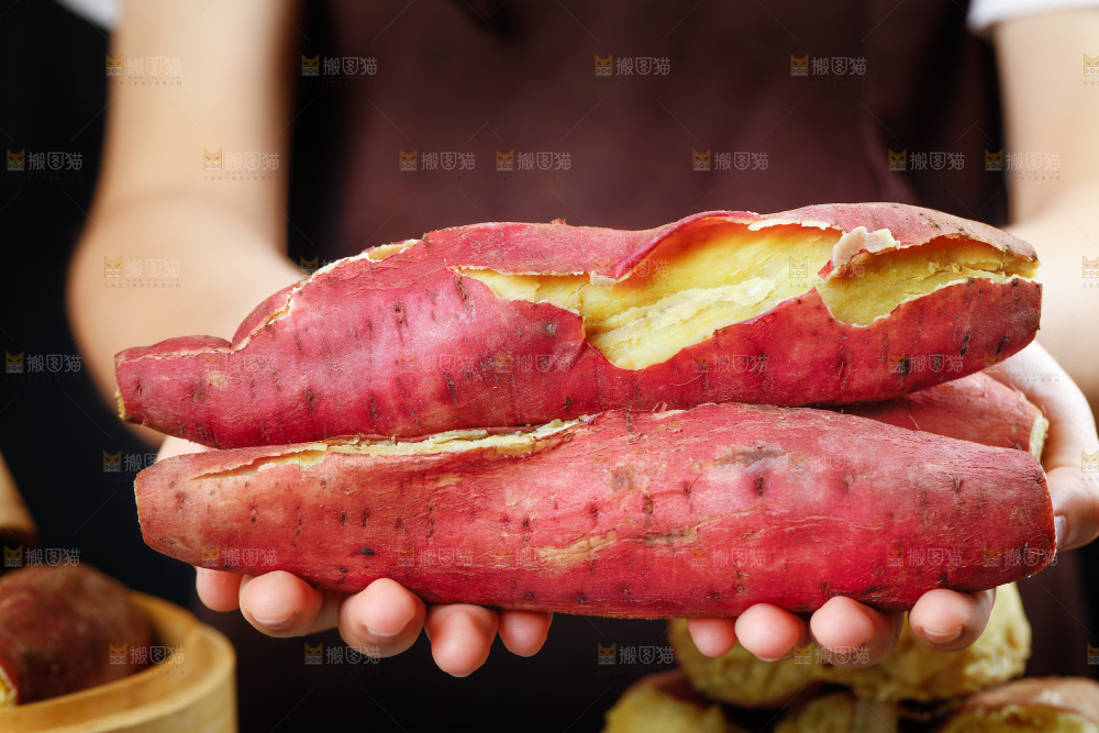 手里拿着板栗紅薯