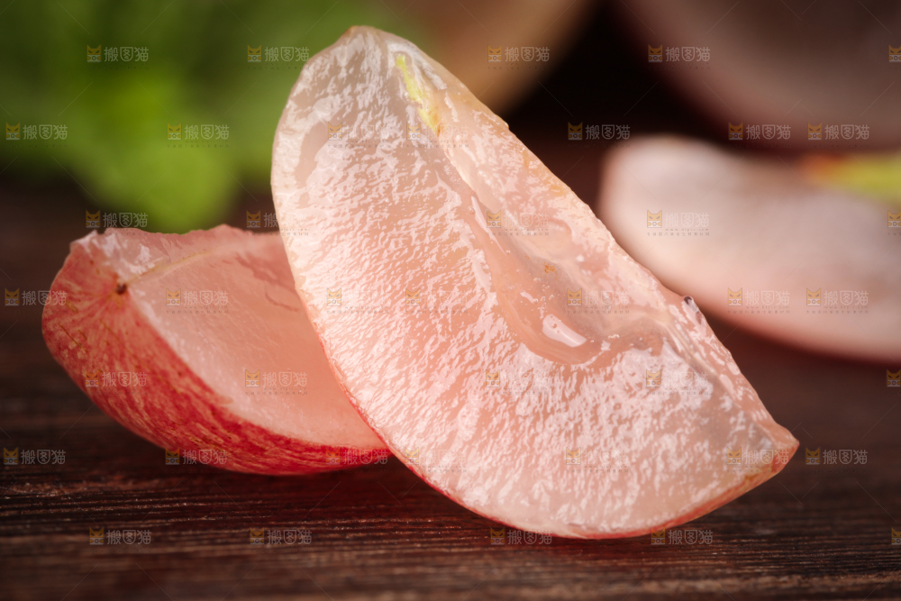 木底上的红提果肉