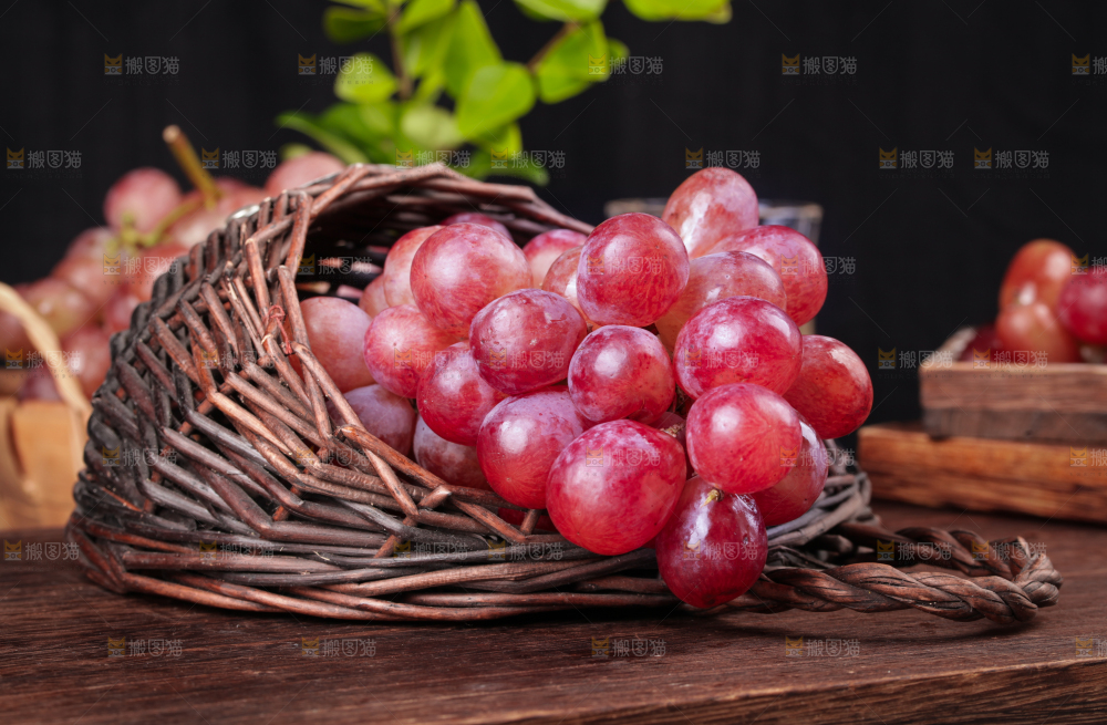 篮子里的新鲜红提