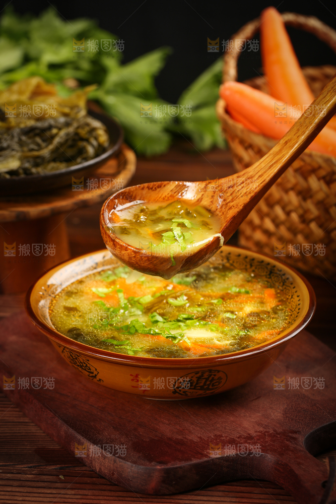 勺子舀着酸菜汤