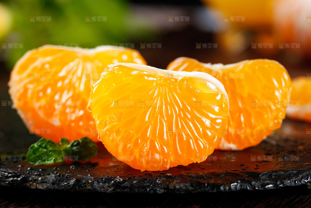黑底上的青皮蜜橘果肉