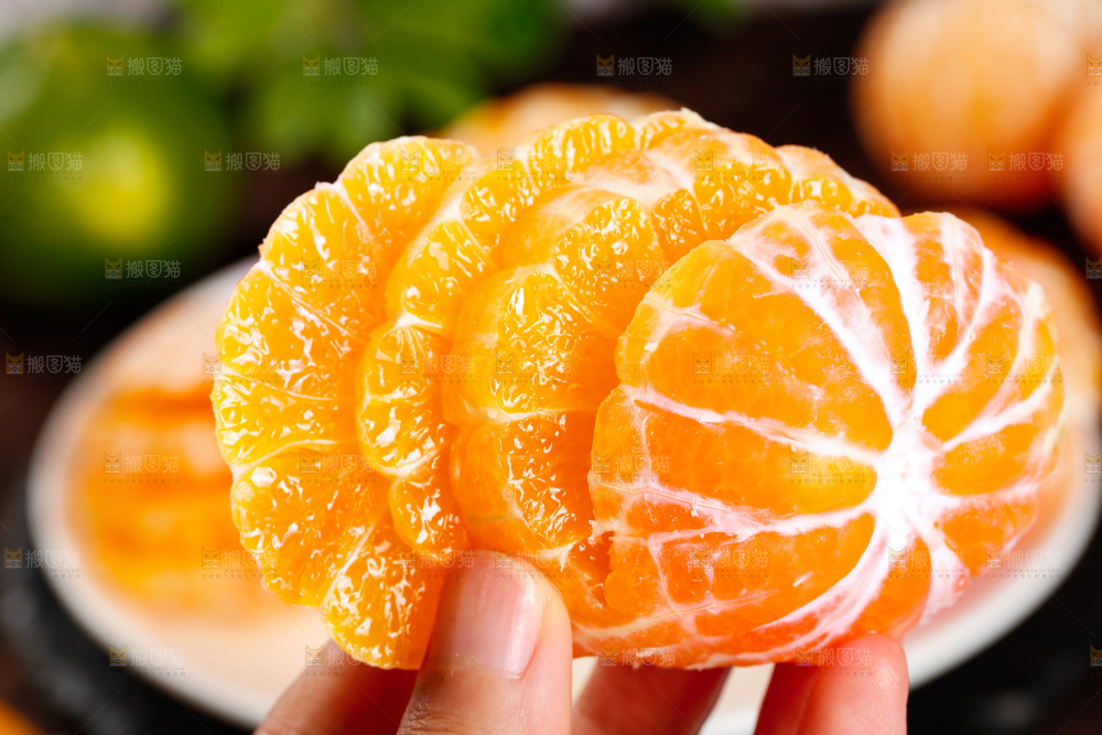 手里拿着蜜桔果肉