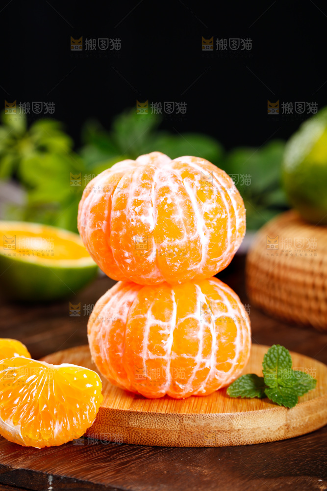 木垫上的蜜橘果肉
