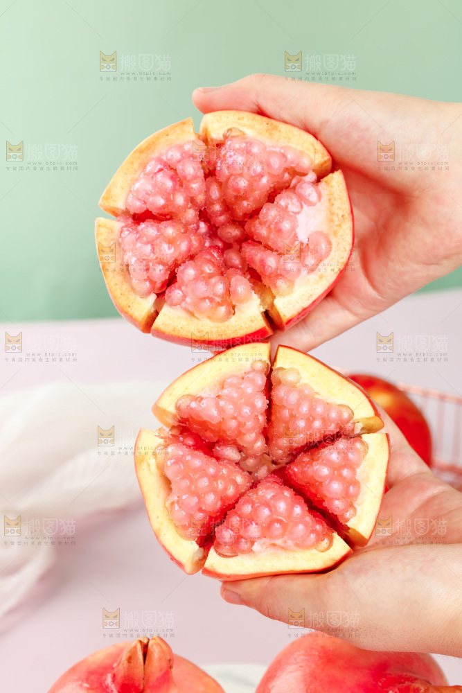 手里拿着蒙自石榴