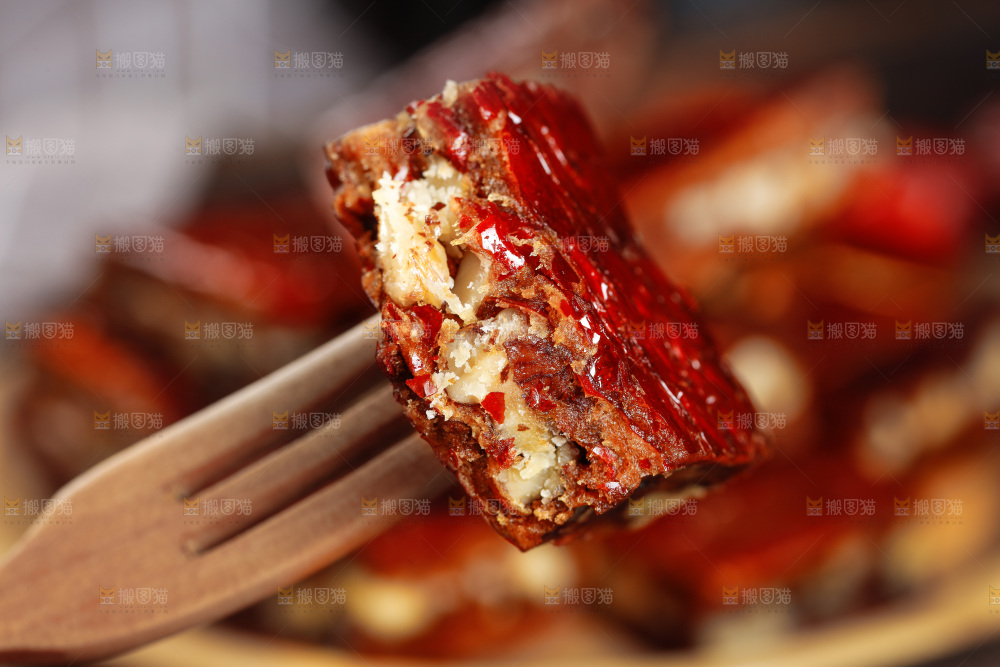叉子插着枣仁派