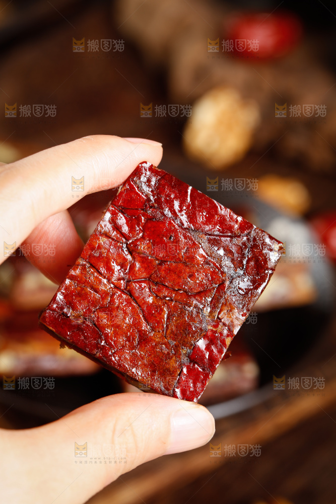 手里拿着夹心派