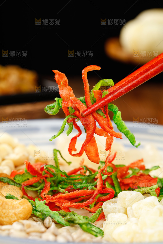 筷子上夹着五仁月饼馅料