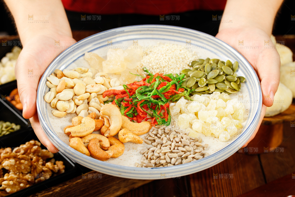 手里端着一盘五仁月饼原材料