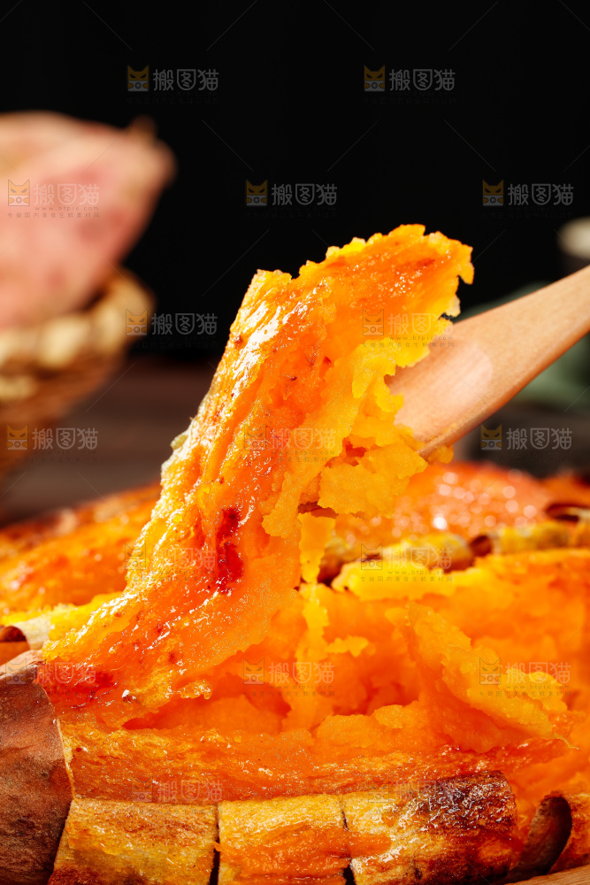 勺子舀着蜜薯