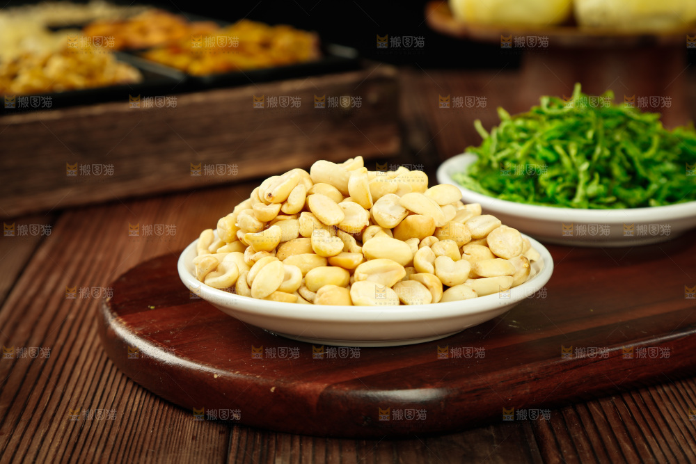 木板上的花生仁