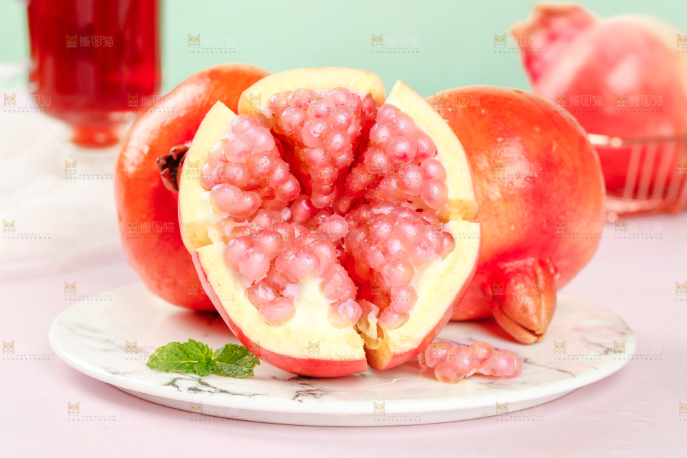 盘子里放着新鲜石榴