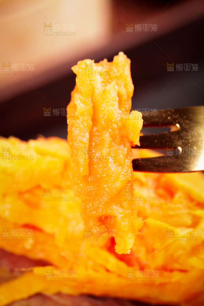叉子上插着蜜薯