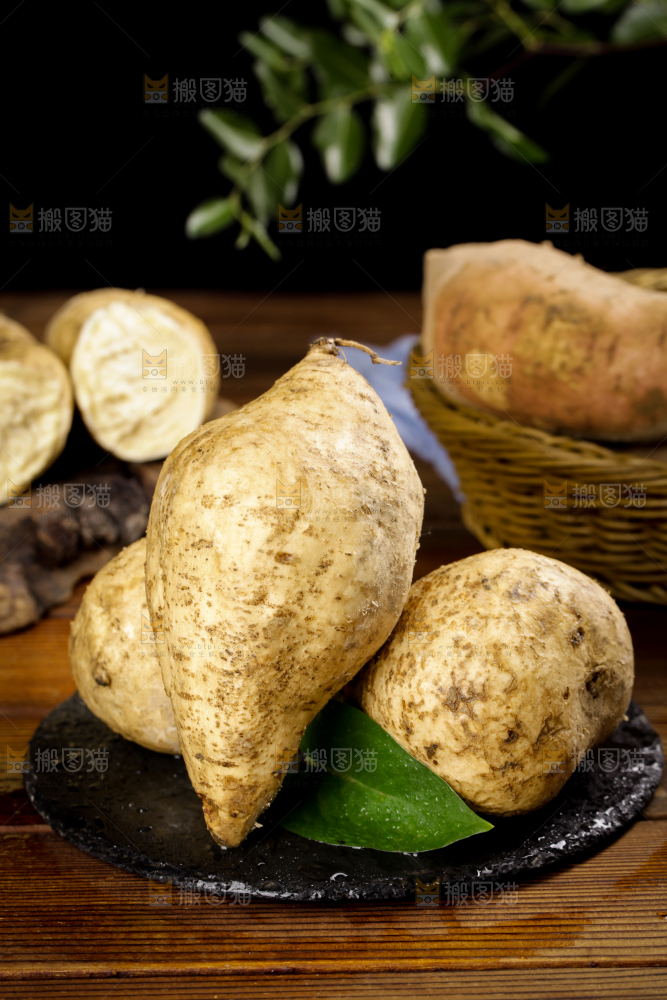 黑石板上的白皮番薯