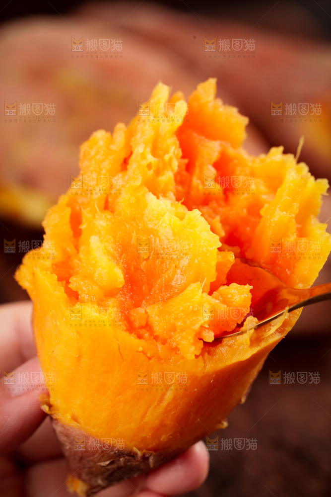 勺子上舀着红薯