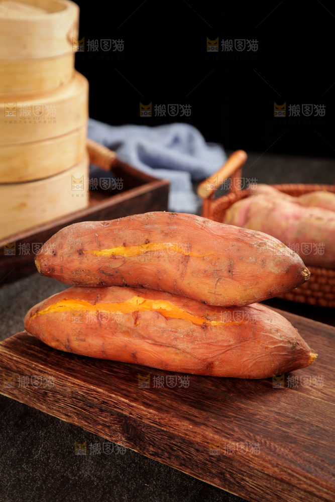 木板上放着红薯