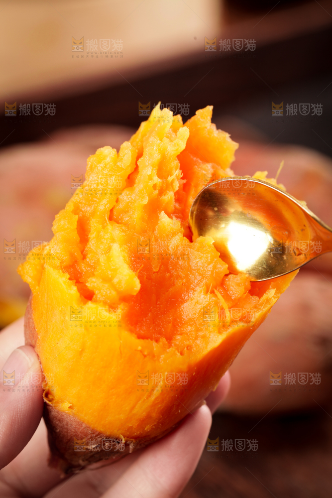 勺子上舀着红薯