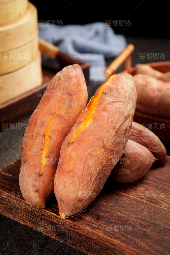 木板上放着红薯