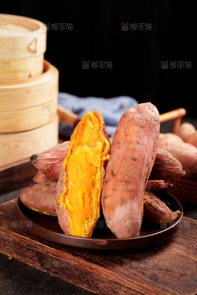 木板上放着一盘蜜薯