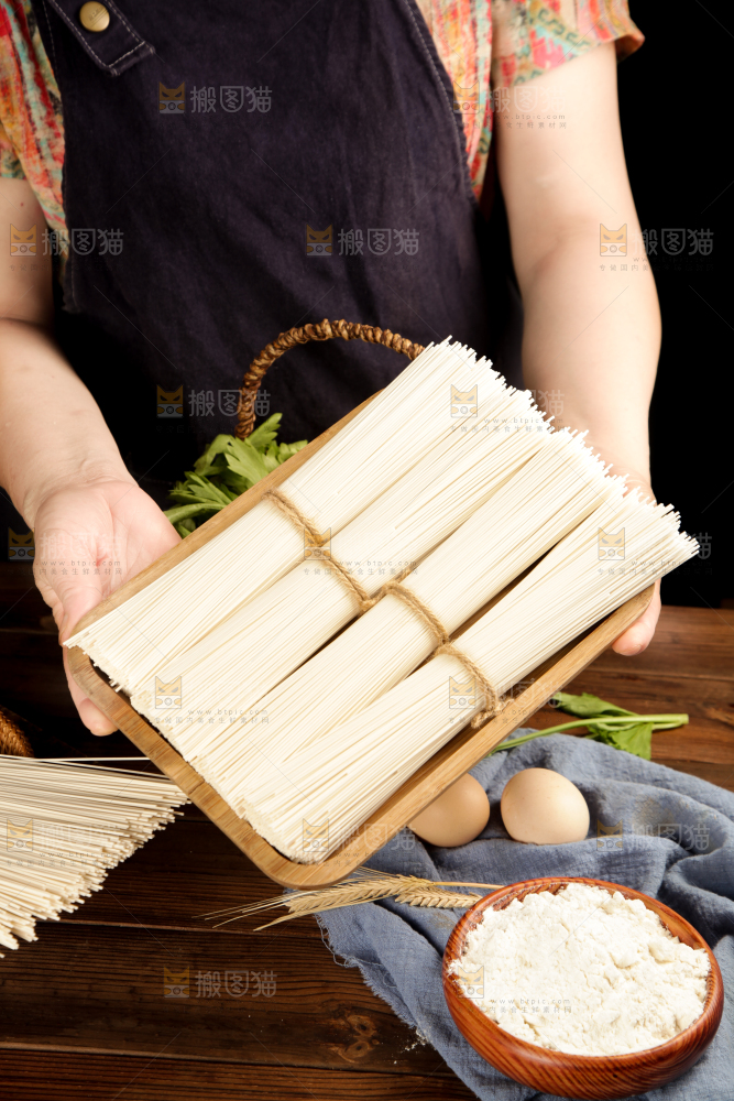 手里端着一盘细面