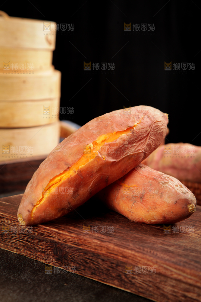 木板上放着红薯