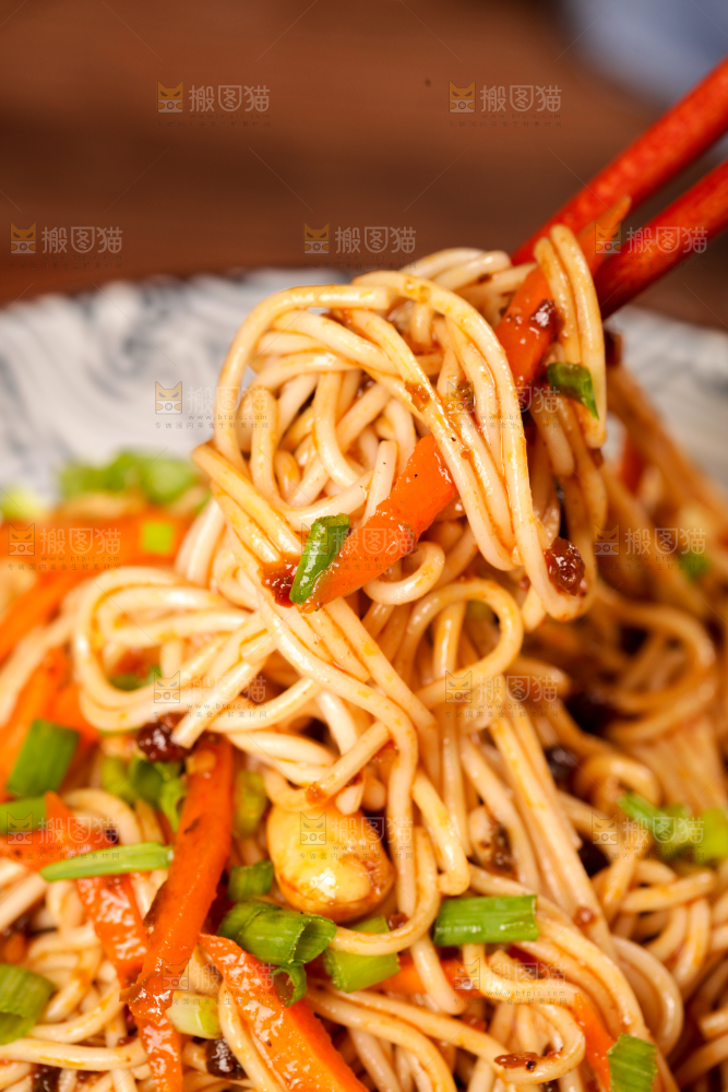 筷子上夹着热干面