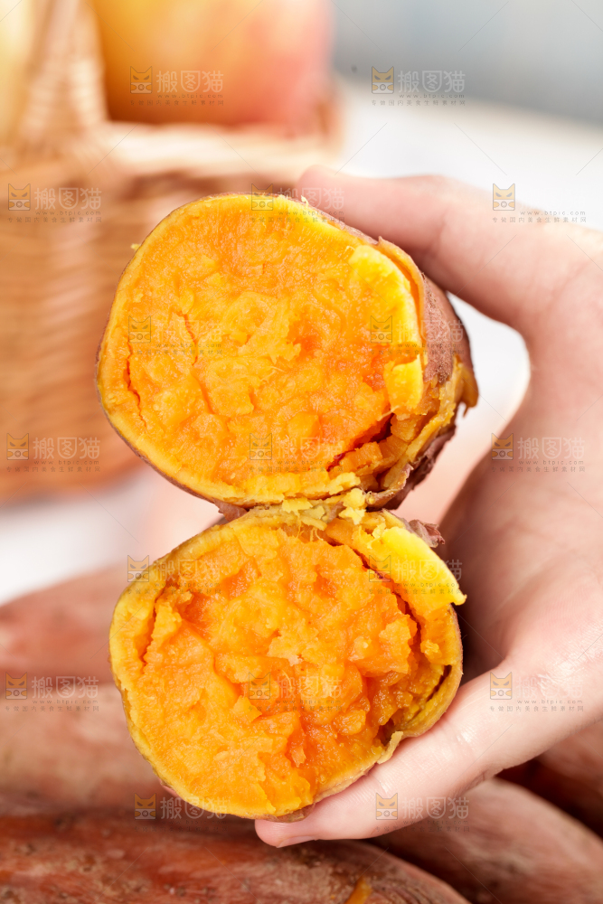 手里拿着黄金蜜薯