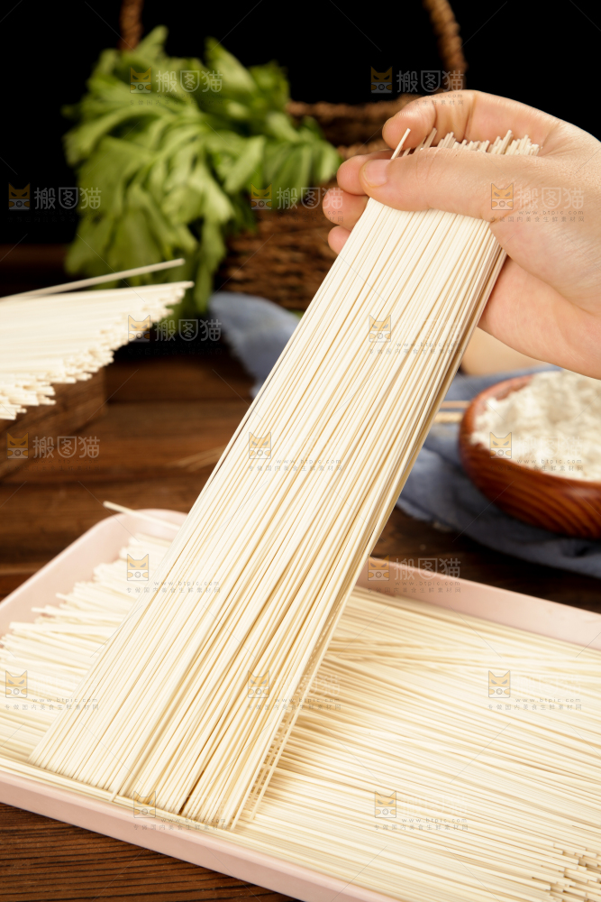 手里拿着圆挂面