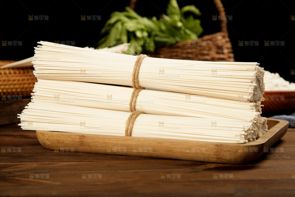木盘里的手工面