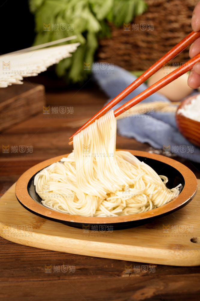 木板上放着一盘手工面