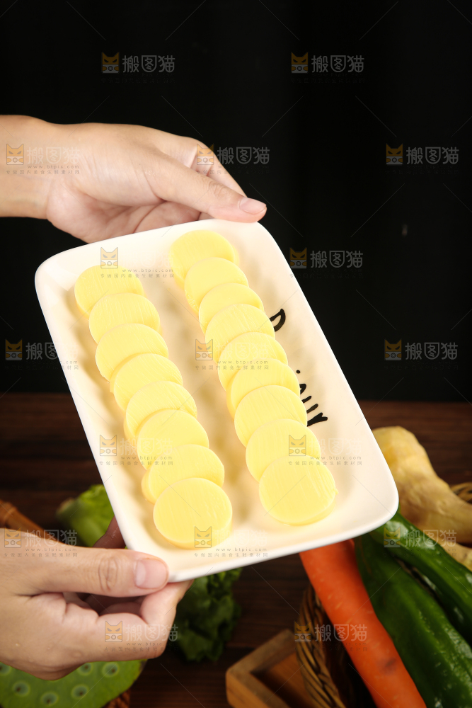 木底上的鸡蛋豆腐