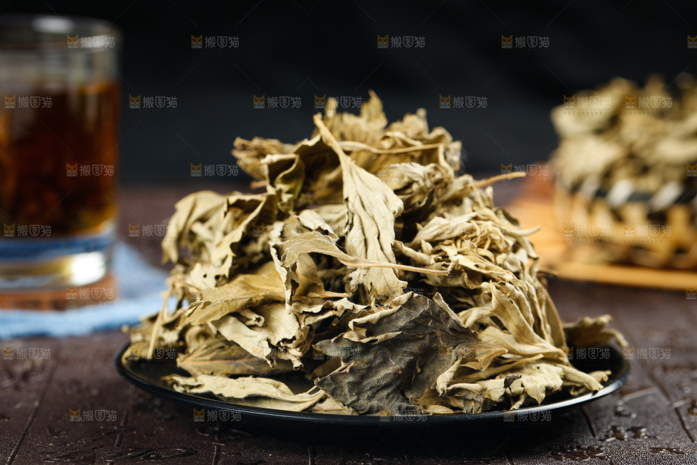 盘子里装着艾叶