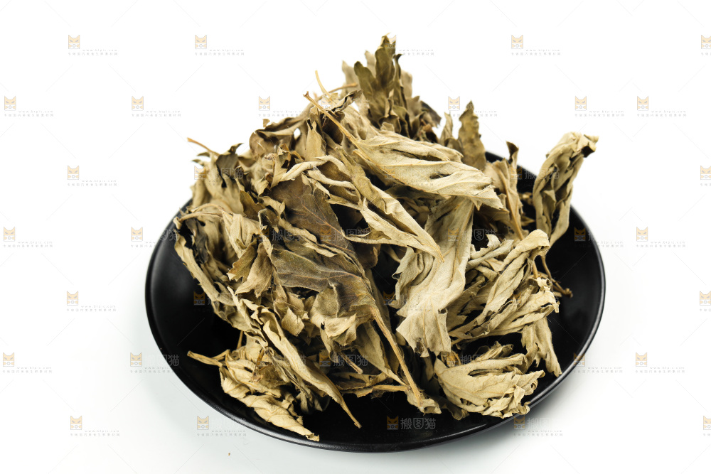 盘子里装着艾叶