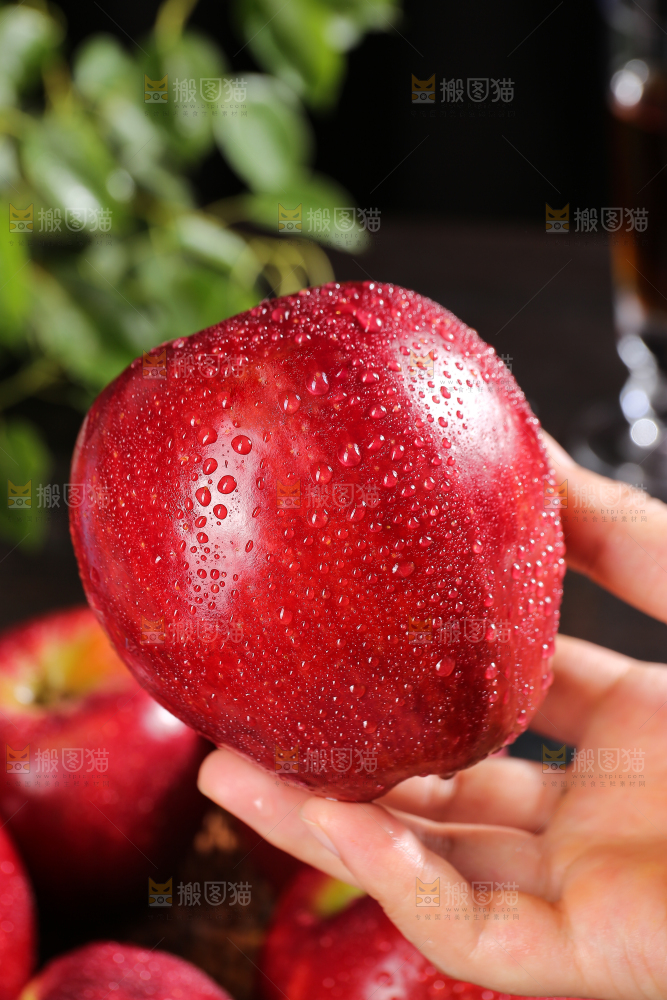 堆放着的花牛苹果