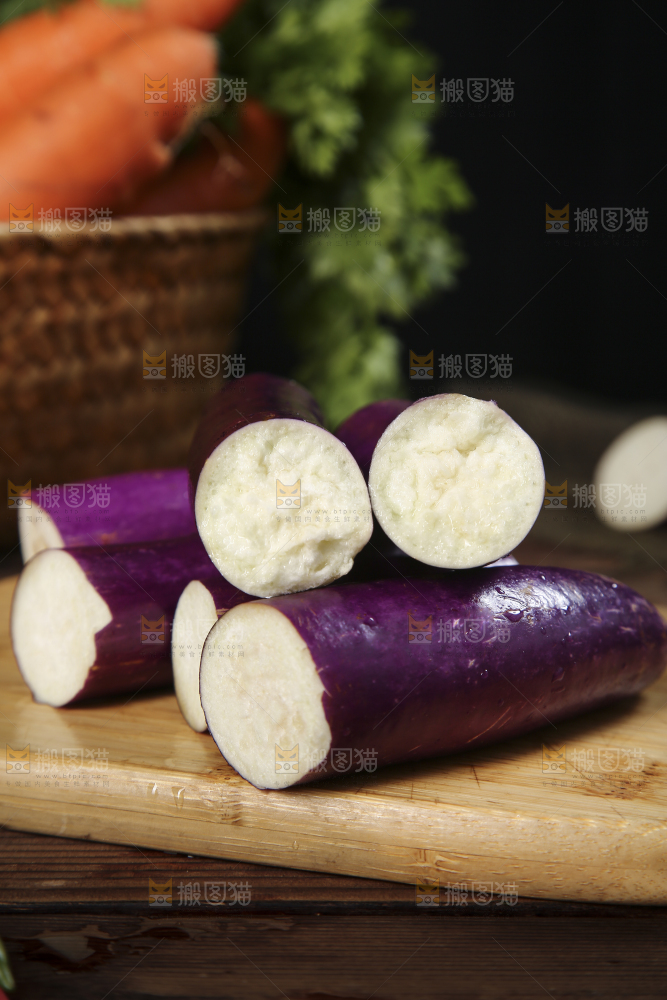 深底上的紫长茄子
