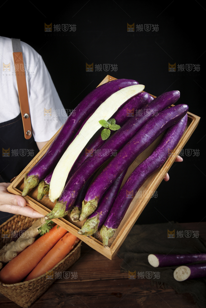 深底上的紫长茄子