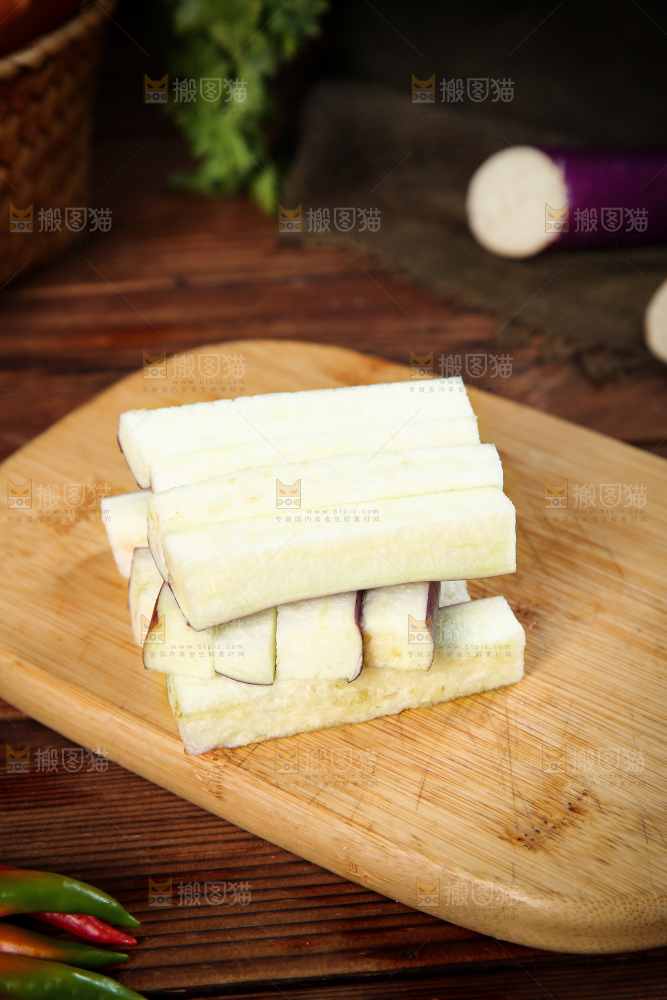 深底上的紫长茄子