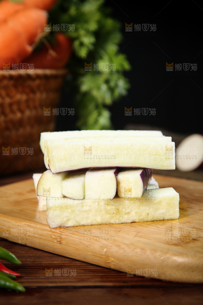 深底上的紫长茄子