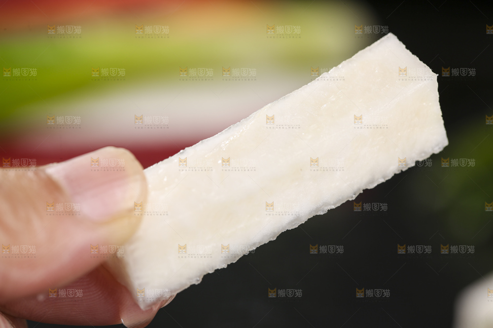 深底上放着芥菜头