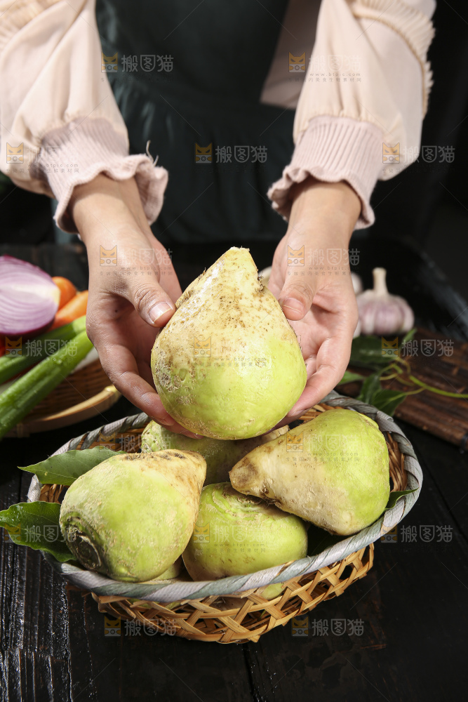 深底上放着芥菜头