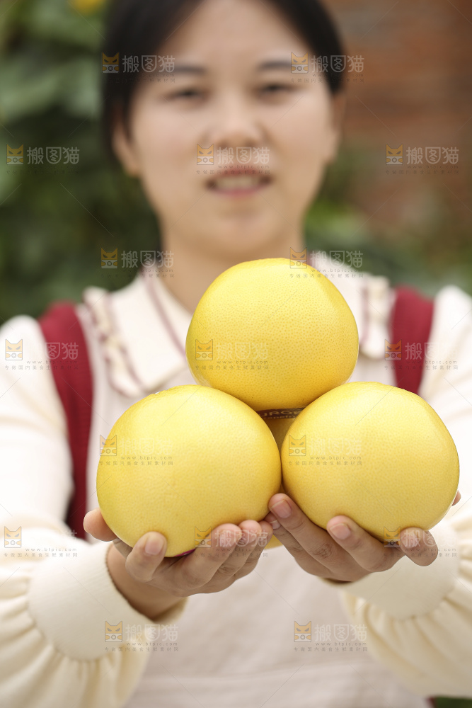 手里拿着黄金葡萄柚