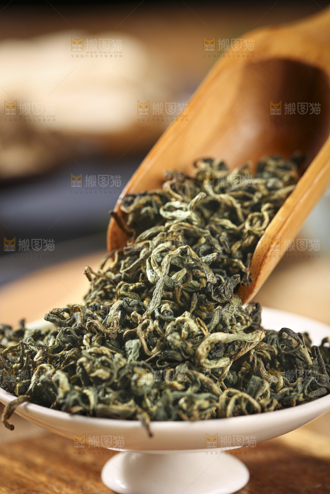 木底上放着蒲公英茶