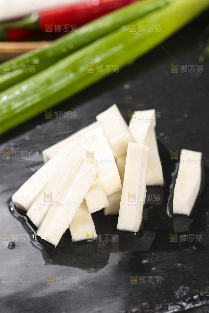 深底上放着芥菜头