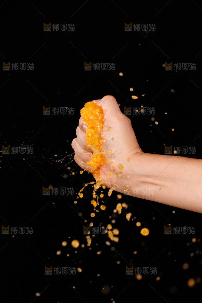手里拿着爆汁的蜜桔