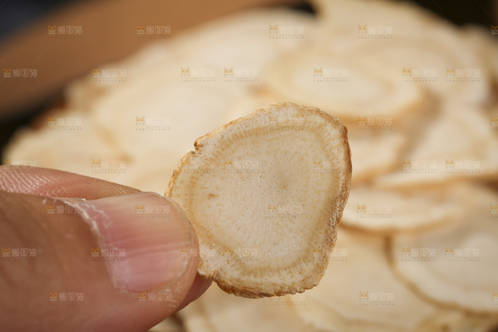 木底上放着西洋参片