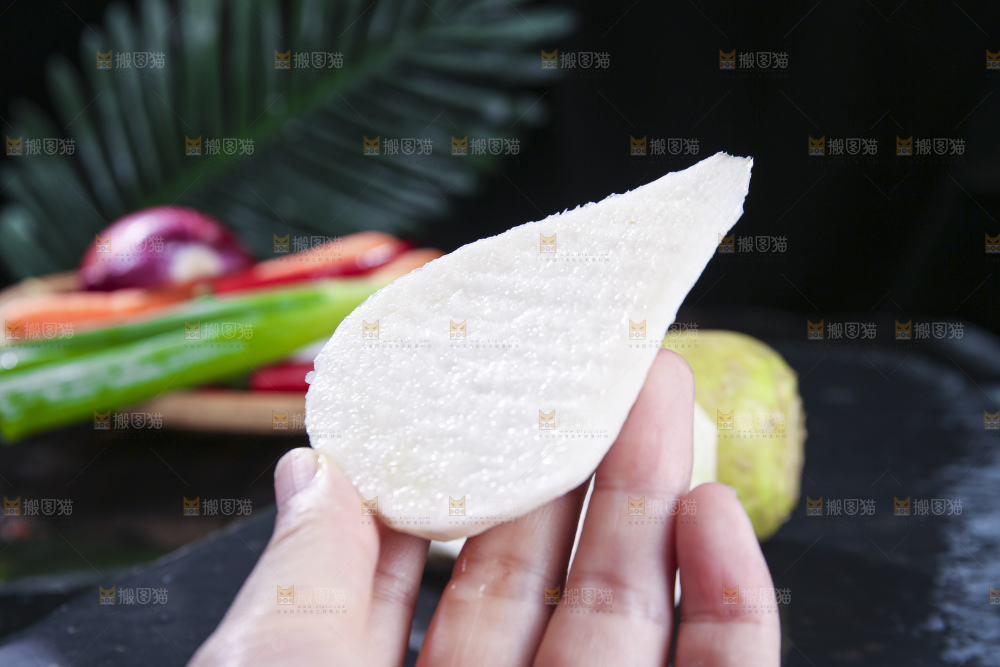 深底上放着芥菜头