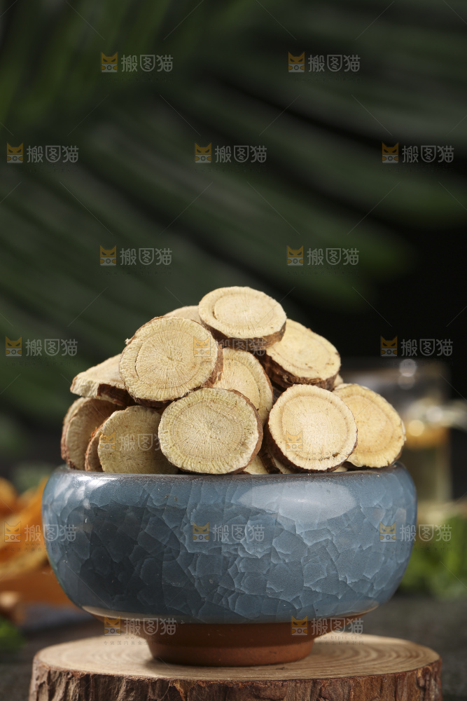 深底上放着甘草片
