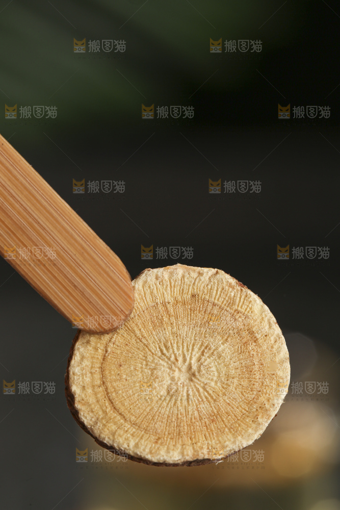 深底上放着甘草片