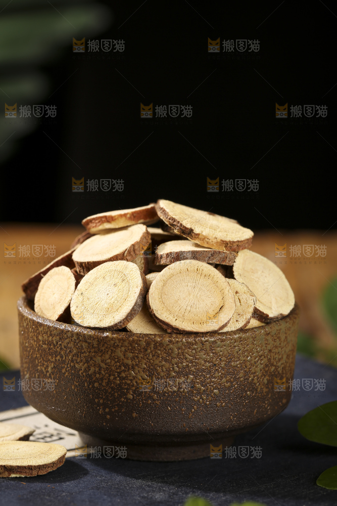 深底上放着甘草片