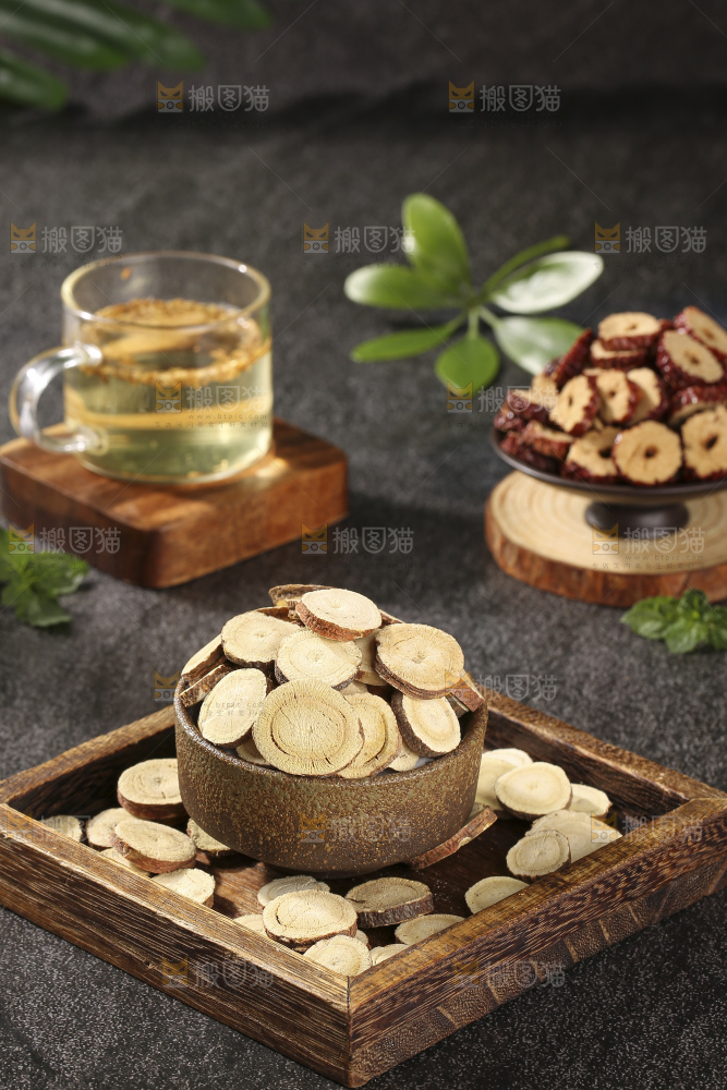 深底上放着甘草片