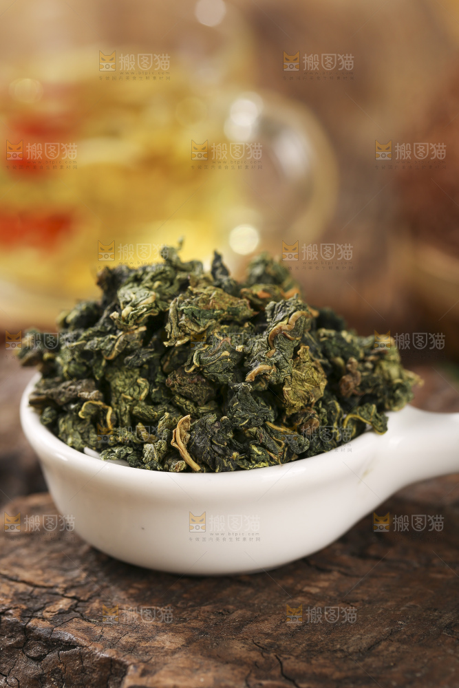 木底上放着的桑叶茶